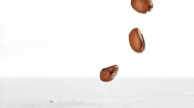 Süper yavaş çekimde kavrulmuş kahve çekirdekleri. 1000 fps 'de yüksek hızlı bir kamerayla çekildi. Yüksek kaliteli FullHD görüntüler