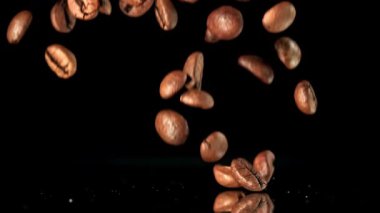 Süper yavaş çekimde kavrulmuş kahve çekirdekleri. 1000 fps 'de yüksek hızlı bir kamerayla çekildi. Yüksek kaliteli FullHD görüntüler