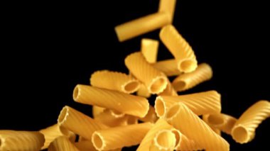 Süper yavaş çekimde kuru makarna rigatonisi. 1000 fps 'de yüksek hızlı bir kamerayla çekildi. Yüksek kaliteli FullHD görüntüler