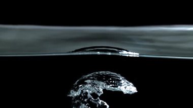 Su altında hava kabarcıkları. 1000 fps 'de yüksek hızlı bir kamerayla çekildi. Yüksek kaliteli FullHD görüntüler