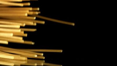 Süper yavaş çekimde makarna. 1000 fps 'de yüksek hızlı bir kamerayla çekildi. Yüksek kaliteli FullHD görüntüler