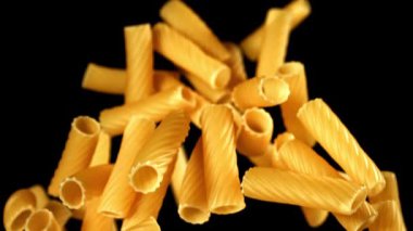 Süper yavaş çekimde kuru makarna rigatonisi. 1000 fps 'de yüksek hızlı bir kamerayla çekildi. Yüksek kaliteli FullHD görüntüler