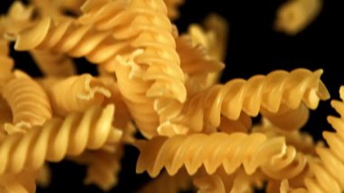 Süper yavaş çekimde uçan fusilli makarna kurudu. 1000 fps 'de yüksek hızlı bir kamerayla çekildi. Yüksek kaliteli FullHD görüntüler