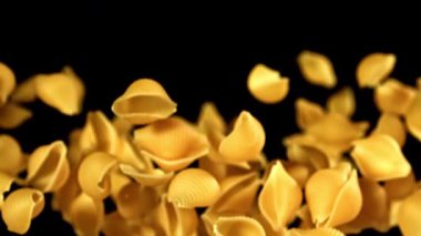 Süper yavaş çekimde uçuşan kuru koni makarnası. 1000 fps hızla yüksek hızlı bir kamerayla çekildi. - Evet. Yüksek kaliteli FullHD görüntüler