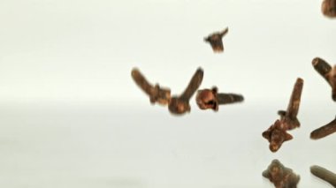 Süper yavaş çekim karanfil baharatları. 1000 fps 'de yüksek hızlı bir kamerayla çekildi. Yüksek kaliteli FullHD görüntüler