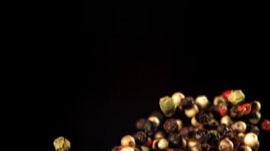 Süper yavaş çekimde biber. 1000 fps 'de yüksek hızlı bir kamerayla çekildi. Yüksek kaliteli FullHD görüntüler