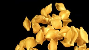 Süper yavaş çekimde uçuşan kuru koni makarnası. 1000 fps hızla yüksek hızlı bir kamerayla çekildi. - Evet. Yüksek kaliteli FullHD görüntüler