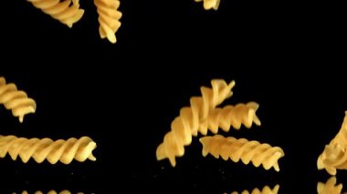 Süper yavaş çekim fusilli makarna kuru. 1000 fps 'de yüksek hızlı bir kamerayla çekildi. Yüksek kaliteli FullHD görüntüler