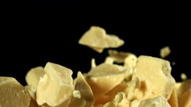 Süper yavaş çekimde beyaz çikolata parçaları. 1000 fps 'de yüksek hızlı bir kamerayla çekildi. Yüksek kaliteli FullHD görüntüler
