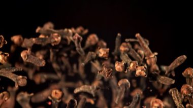 Süper yavaş çekim karanfil baharatları. 1000 fps 'de yüksek hızlı bir kamerayla çekildi. Yüksek kaliteli FullHD görüntüler