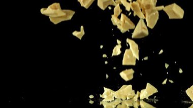 Süper yavaş çekimde beyaz çikolata parçaları. 1000 fps 'de yüksek hızlı bir kamerayla çekildi. Yüksek kaliteli FullHD görüntüler