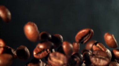 Süper yavaş çekimde dumanlı kahve çekirdekleri. 1000 fps 'de yüksek hızlı bir kamerayla çekildi. Yüksek kaliteli FullHD görüntüler