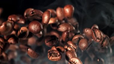 Süper yavaş çekimde dumanlı kahve çekirdekleri. 1000 fps 'de yüksek hızlı bir kamerayla çekildi. Yüksek kaliteli FullHD görüntüler