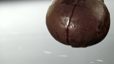 Süper yavaş çekim tutku meyveleri. 1000 fps 'de yüksek hızlı bir kamerayla çekildi. Yüksek kaliteli FullHD görüntüler