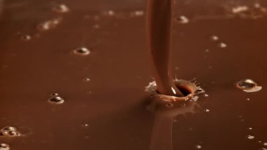 Süper yavaş çekimde sıvı siyah çikolata sıçraması. 1000 fps 'de yüksek hızlı bir kamerayla çekildi. Yüksek kaliteli FullHD görüntüler