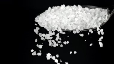 Çok yavaş çekimde düşen deniz tuzu. 1000 fps 'de yüksek hızlı bir kamerayla çekildi. Yüksek kaliteli FullHD görüntüler