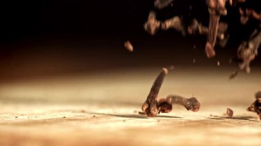 Süper yavaş çekim karanfil baharatları. 1000 fps 'de yüksek hızlı bir kamerayla çekildi. Yüksek kaliteli FullHD görüntüler