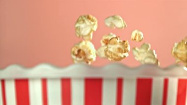 Süper yavaş çekimde uçan patlamış mısır. 1000 fps 'de yüksek hızlı bir kamerayla çekildi. Yüksek kaliteli FullHD görüntüler