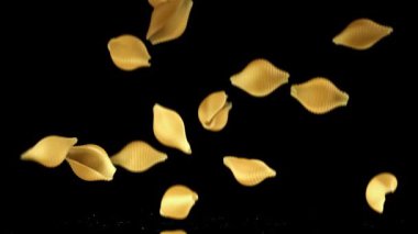 Süper yavaş çekim kuru koni makarna. 1000 fps hızla yüksek hızlı kamerayla çekildi. - Evet. Yüksek kaliteli FullHD görüntüler