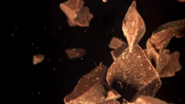 Süper yavaş hareket eden sütlü çikolatalar. 1000 fps 'de yüksek hızlı bir kamerayla çekildi. Yüksek kaliteli FullHD görüntüler