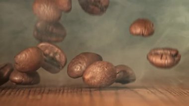 Süper yavaş çekimde dumanlı kahve çekirdekleri. 1000 fps 'de yüksek hızlı bir kamerayla çekildi. Yüksek kaliteli FullHD görüntüler