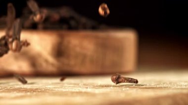 Süper yavaş çekim karanfil baharatları. 1000 fps 'de yüksek hızlı bir kamerayla çekildi. Yüksek kaliteli FullHD görüntüler