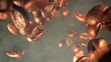 Süper yavaş çekimde dumanlı kahve çekirdekleri. 1000 fps 'de yüksek hızlı bir kamerayla çekildi. Yüksek kaliteli FullHD görüntüler