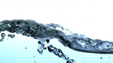 Süper yavaş çekimde hava kabarcıklı mavi su dalgaları. 1000 fps 'de yüksek hızlı bir kamerayla çekildi. Yüksek kaliteli FullHD görüntüler