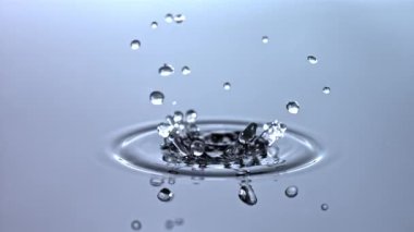 Süper yavaş hareket eden su damlası. 1000 fps 'de yüksek hızlı bir kamerayla çekildi. Yüksek kaliteli FullHD görüntüler