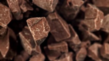 Süper yavaş hareket eden sütlü çikolatalar. 1000 fps 'de yüksek hızlı bir kamerayla çekildi. Yüksek kaliteli FullHD görüntüler