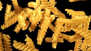 Süper yavaş çekimde uçan fusilli makarna kurudu. 1000 fps 'de yüksek hızlı bir kamerayla çekildi. Yüksek kaliteli FullHD görüntüler
