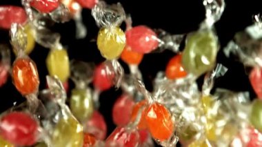 Süper yavaş çekimde çok renkli lolipoplar. 1000 fps 'de yüksek hızlı bir kamerayla çekildi. Yüksek kaliteli FullHD görüntüler