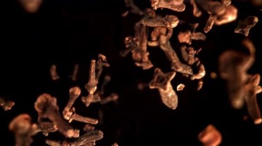 Süper yavaş çekim karanfil baharatları. 1000 fps 'de yüksek hızlı bir kamerayla çekildi. Yüksek kaliteli FullHD görüntüler