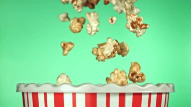 Süper yavaş çekimde uçan patlamış mısır. 1000 fps 'de yüksek hızlı bir kamerayla çekildi. Yüksek kaliteli FullHD görüntüler