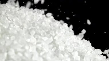 Çok yavaş çekimde düşen deniz tuzu. 1000 fps 'de yüksek hızlı bir kamerayla çekildi. Yüksek kaliteli FullHD görüntüler