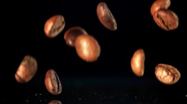 Süper yavaş çekimde kavrulmuş kahve çekirdekleri. 1000 fps 'de yüksek hızlı bir kamerayla çekildi. Yüksek kaliteli FullHD görüntüler