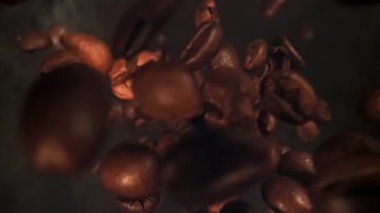 Süper yavaş çekimde dumanlı kahve çekirdekleri. 1000 fps 'de yüksek hızlı bir kamerayla çekildi. Yüksek kaliteli FullHD görüntüler