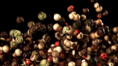 Süper yavaş çekimde biber. 1000 fps 'de yüksek hızlı bir kamerayla çekildi. Yüksek kaliteli FullHD görüntüler