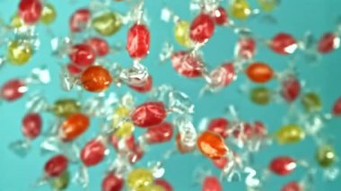Süper yavaş çekimde çok renkli lolipoplar. 1000 fps 'de yüksek hızlı bir kamerayla çekildi. Yüksek kaliteli FullHD görüntüler