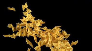Süper yavaş çekimde uçan kuru farfalle makarna. 1000 fps 'de yüksek hızlı bir kamerayla çekildi. Yüksek kaliteli FullHD görüntüler