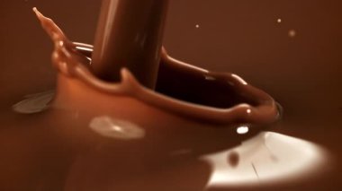 Süper yavaş çekimde sıvı siyah çikolata sıçraması. 1000 fps 'de yüksek hızlı bir kamerayla çekildi. Yüksek kaliteli FullHD görüntüler