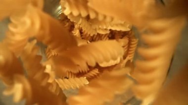 Süper yavaş çekim fusilli makarna kuru. 1000 fps 'de yüksek hızlı bir kamerayla çekildi. Yüksek kaliteli FullHD görüntüler