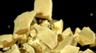 Süper yavaş çekimde beyaz çikolata parçaları. 1000 fps 'de yüksek hızlı bir kamerayla çekildi. Yüksek kaliteli FullHD görüntüler