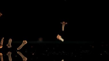 Süper yavaş çekim karanfil baharatları. 1000 fps 'de yüksek hızlı bir kamerayla çekildi. Yüksek kaliteli FullHD görüntüler