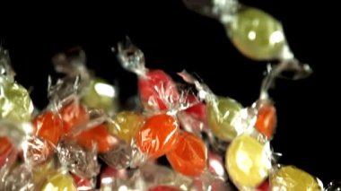 Süper yavaş çekimde çok renkli lolipoplar. 1000 fps 'de yüksek hızlı bir kamerayla çekildi. Yüksek kaliteli FullHD görüntüler