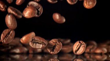 Süper yavaş çekimde kavrulmuş kahve çekirdekleri. 1000 fps 'de yüksek hızlı bir kamerayla çekildi. Yüksek kaliteli FullHD görüntüler