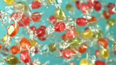 Süper yavaş çekimde çok renkli lolipoplar. 1000 fps 'de yüksek hızlı bir kamerayla çekildi. Yüksek kaliteli FullHD görüntüler