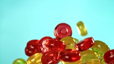 Süper yavaş çekimde çok renkli lolipoplar. 1000 fps 'de yüksek hızlı bir kamerayla çekildi. Yüksek kaliteli FullHD görüntüler