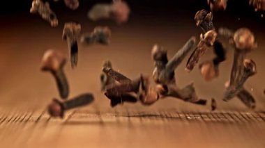 Süper yavaş çekim karanfil baharatları. 1000 fps 'de yüksek hızlı bir kamerayla çekildi. Yüksek kaliteli FullHD görüntüler