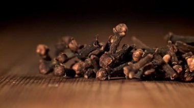 Süper yavaş çekim karanfil baharatları. 1000 fps 'de yüksek hızlı bir kamerayla çekildi. Yüksek kaliteli FullHD görüntüler